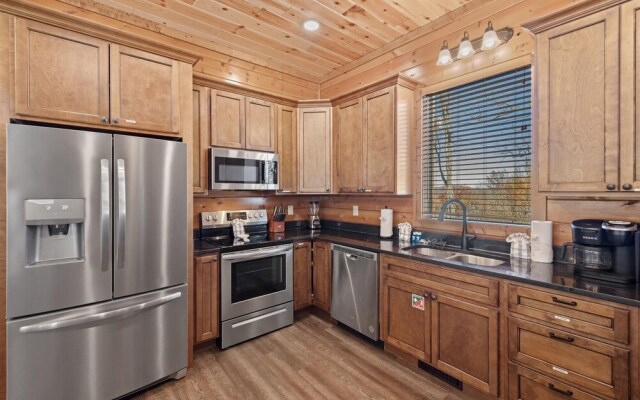 Smokey Treats 5 Bedroom Cabin by RedAwning