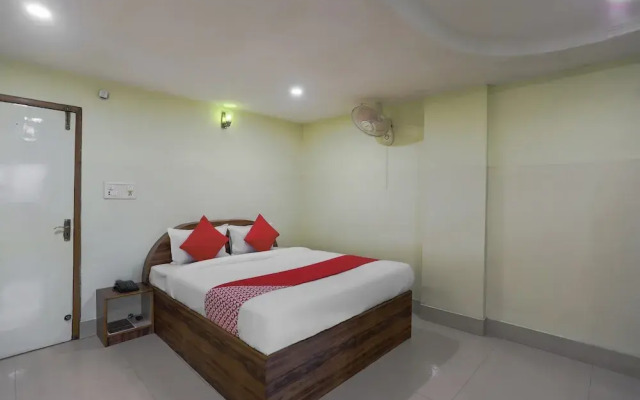 OYO 438 Sarala Residence Hotel
