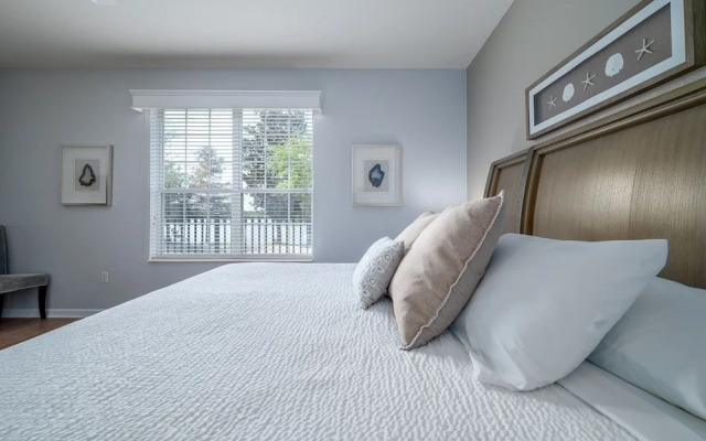 Casa Lucia Lakeview 3 Bedroom Condo by RedAwning