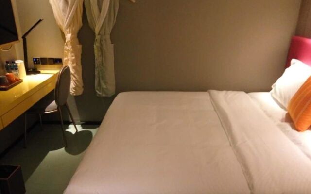 Yantai 90's Light Luxury Hotel