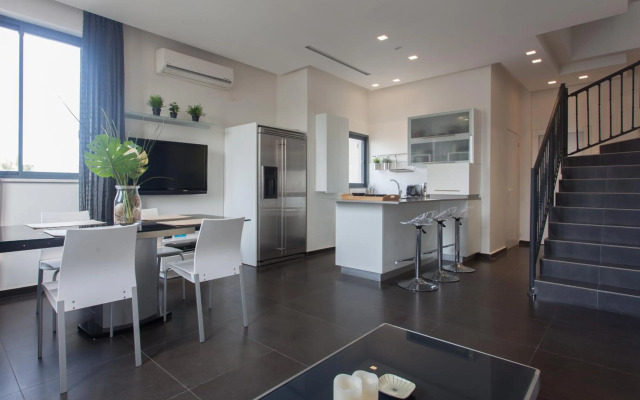 Luxury Penthouse 2 bed near Rothchild