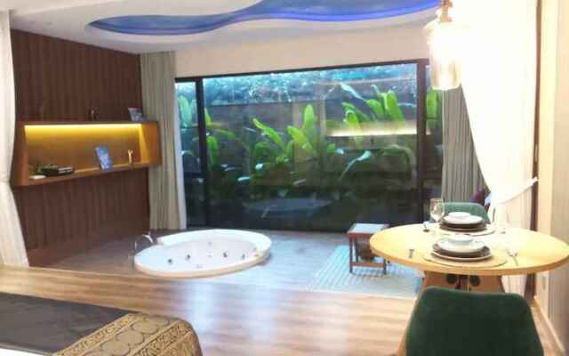 "luxury Amazing Jacuzzi Suite"