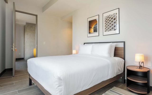 w Deluxe 3BR w Balcony in Interlomas