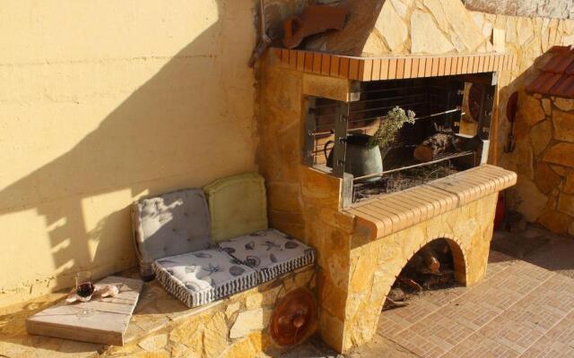 Alonaki House