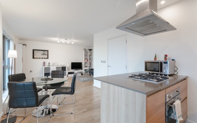 Modern 1 Bedroom Flat in Shadwell With Balcony
