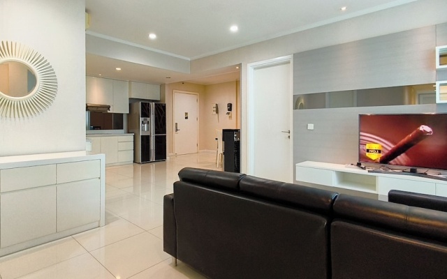 Spacious And Lavish 4Br At The Via And The Vue Ciputra World Apartment – Lobby – Surabaya