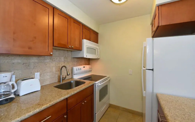 Lahaina Shores #425 Studio Bedroom Condo by RedAwning