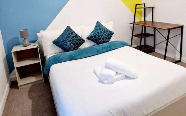 Gillingham Home - Sleeps 4 - Comfort & Convenience
