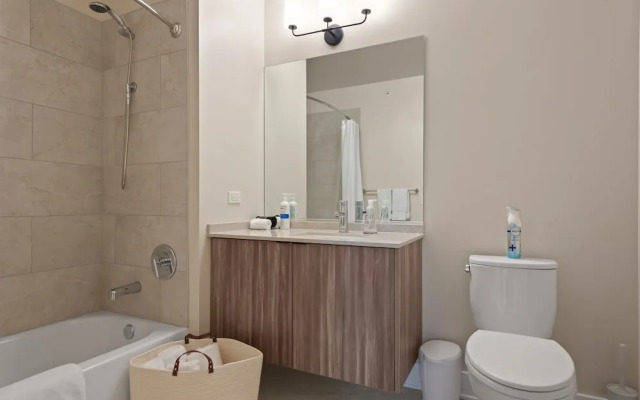West Loop High-end 2BR Walkable City Views