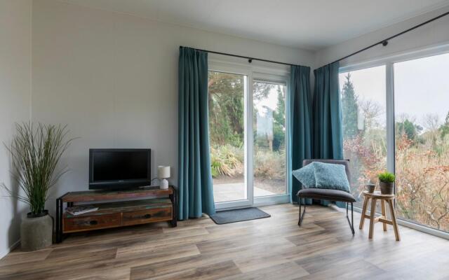 Chalet in Vrouwenpolder With Garden