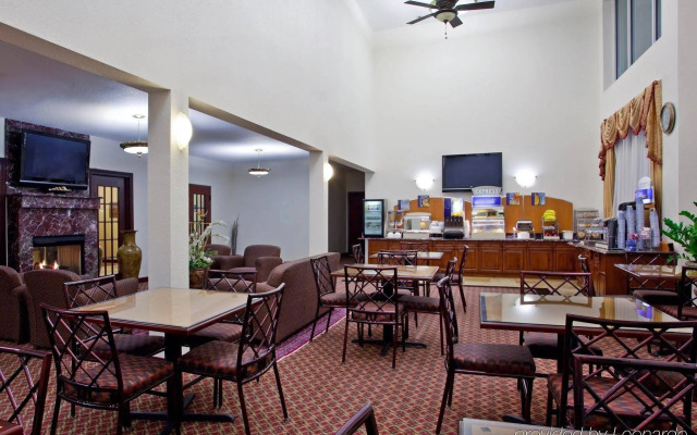 Holiday Inn Express & Suites Detroit - Farmington Hills by IHG