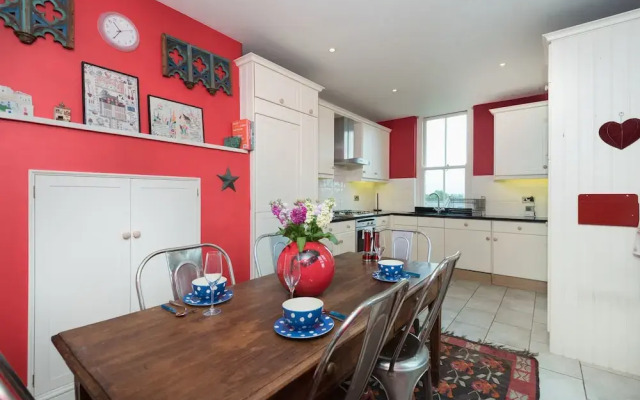 Remarkable Richmond Home By The Tube Station