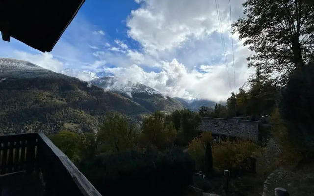 Chalet With Garden and Mountain View