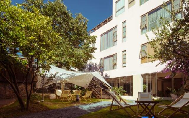 EARTHGAZE•STARSPANNG: 180-Degree Snow Mountain View Homestay (Lijiang Ancient Town Branch)