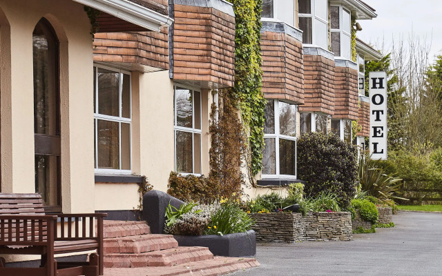 The Cedar Lodge Hotel and Restaurant