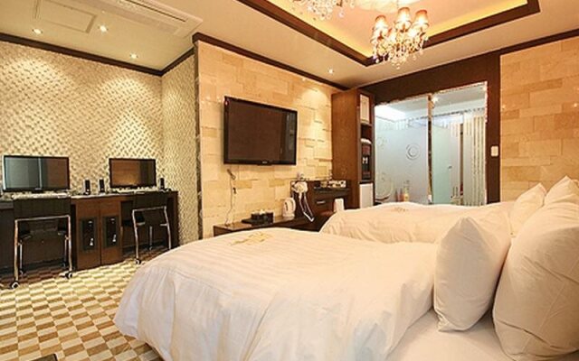 The Holic Hotel