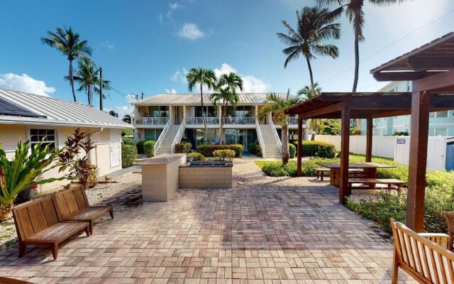 Perfectly Located in the Heart of Seven Mile Beach by RedAwning