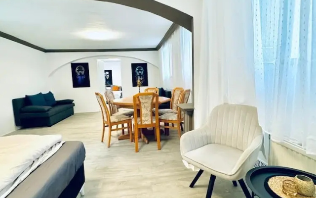 Comfortable 2BR Apt for 7 Guests