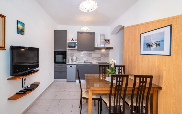 Awesome Apartment in Modric With 2 Bedrooms and Wifi