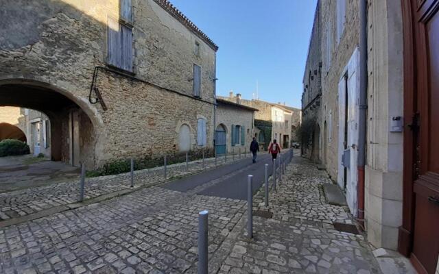 Maison atypique dans cité médiévale