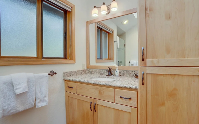 7 Cedar Private Cul-de-sac include Hot Tub with Forest View by RedAwning