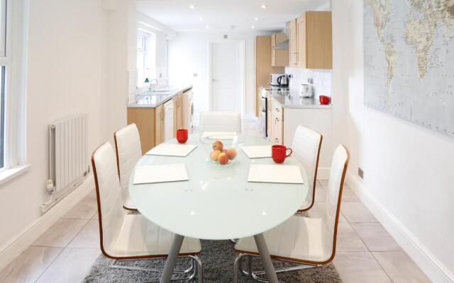 LARGE HOUSE, sleeps 16! Private garden, Free parking!