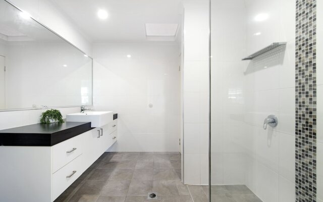 Diamond Beach 3 Bedroom Poolside Apartment - 34