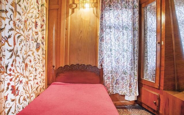GuestHouser 1 BR Houseboat 126f