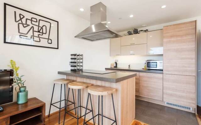 Chic 1 BDR W/balcony in Greenwich, 7mins to st