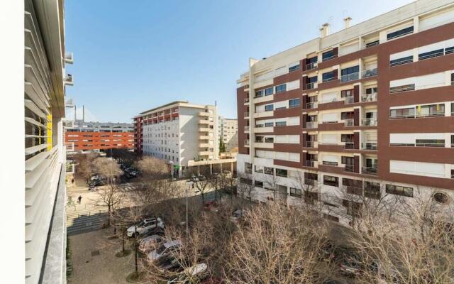 Relax 1bdr Apt by the River W/balcony & Parking!