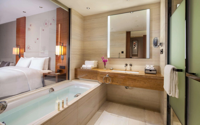 DoubleTree by Hilton Guangzhou Science City-Free Shuttle Bus Service During Canton Fair Period