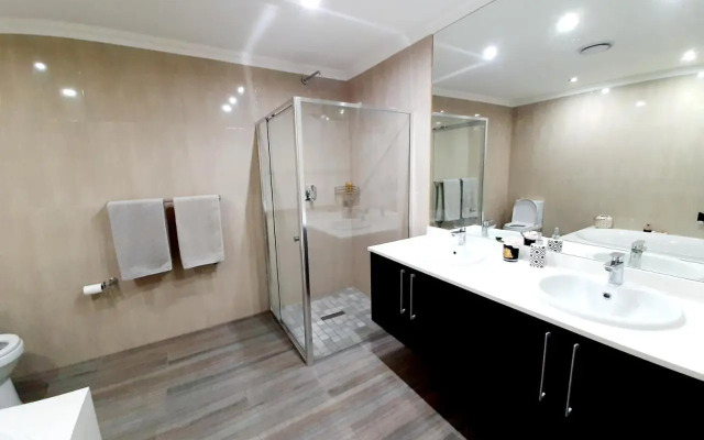 1804 Franklin 3-Bed Penthouse with Rooftop Jacuzzi