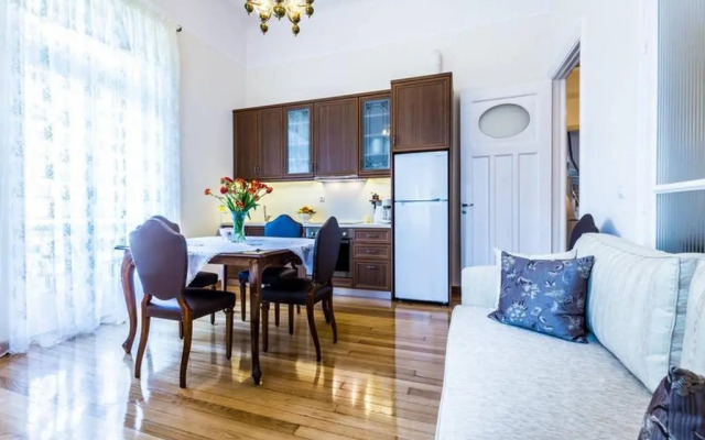 Neoclassical apartment with 3 bedrooms in Piraeus