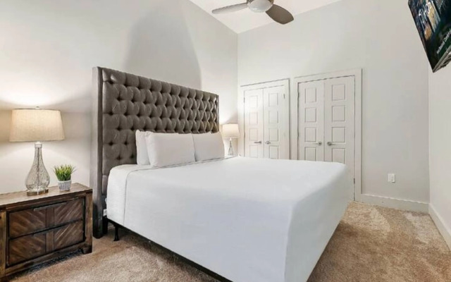 Vibrant Condo near Must-See Attractions