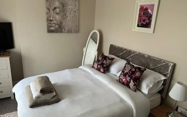 3 Bed Flat - Sleeps 6 - Parking - Wifi