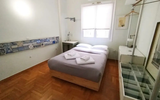 Spacious Apartment Near Parthenon for 6 Persons