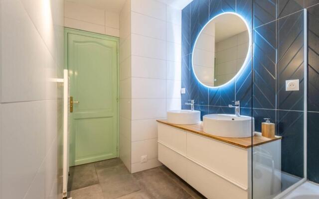 Spacious T3 apartment with a balcony near the old town