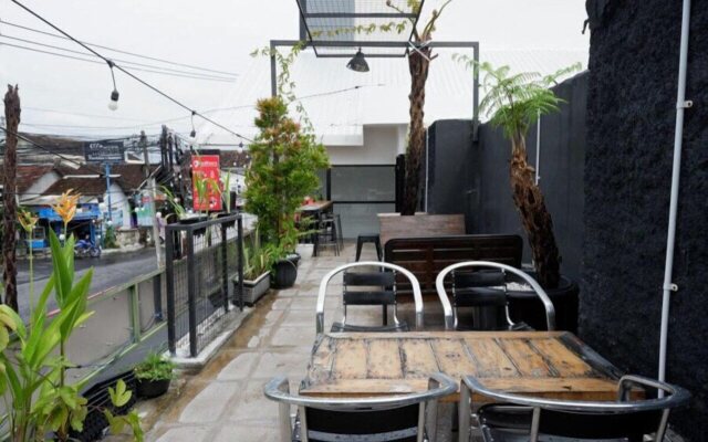 RedDoorz @ Demangan Sari Residence