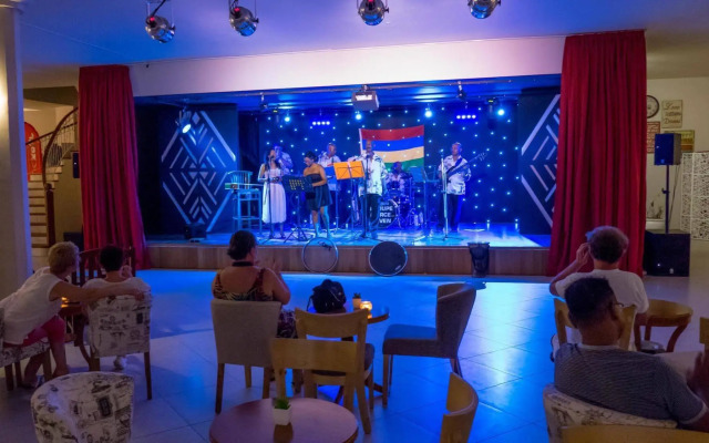 Le Peninsula Bay Beach Resort