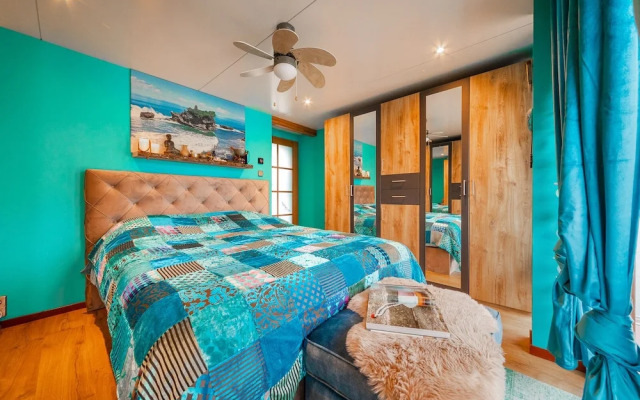 Cozy Lodge Retreat Close to Amsterdam on the Vecht