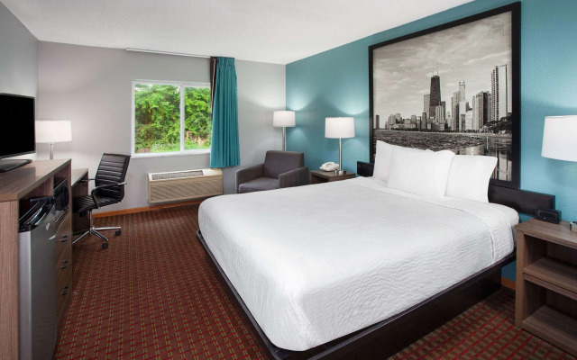 Super 8 by Wyndham McHenry/Fox Lake Area
