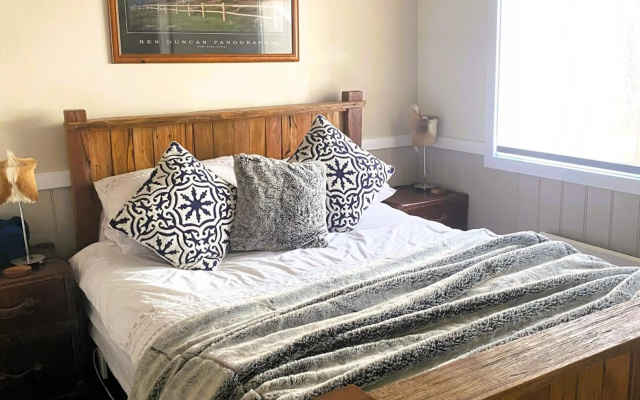 Mountain Retreat Suitable for 2 Families, Sleeps 8 – Guest Rooms – Mount Buller