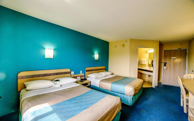 Motel 6 Huntsville, ON