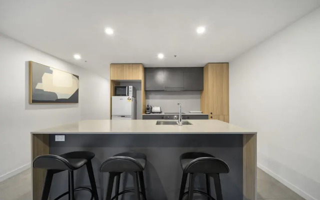 Chic Inner-city 2-bed Abode With Pool, Gym & Sauna