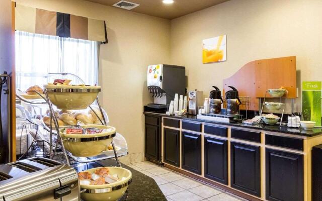 Quality Inn & Suites Oakwood Village - Cleveland South