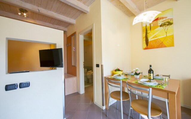 Yellow Apartment Desenzano With Smart TV