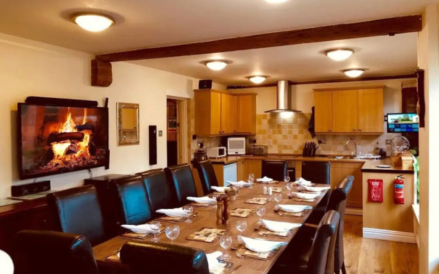 Squirrel Barn. Hi-spec. Hot tub & Wifi. Sleeps 14