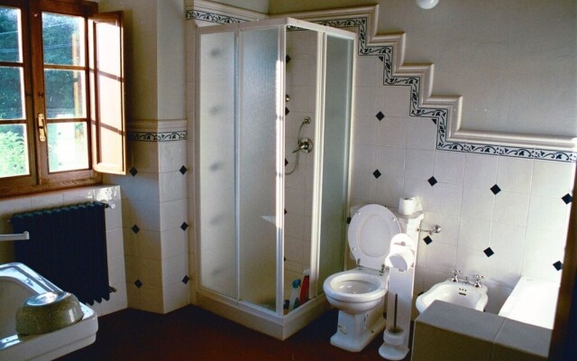 4-bed, Sleeps 8, Pets, Free Parking