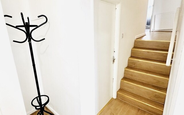 Beautiful 3-bed Apartment With Driveway Parking
