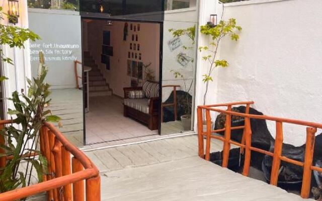 Hummus Hostel & Restaurant